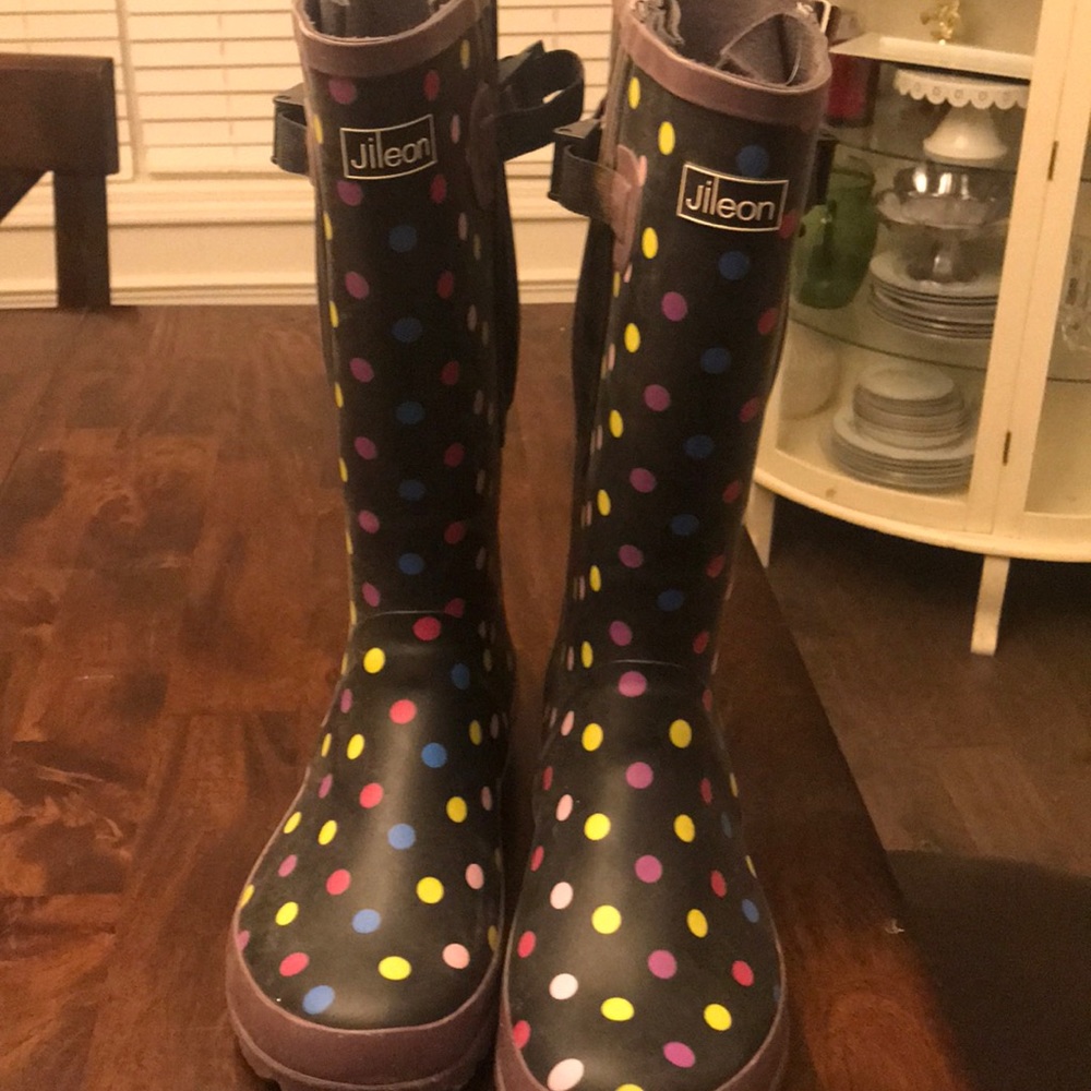 Wide calf rain boots